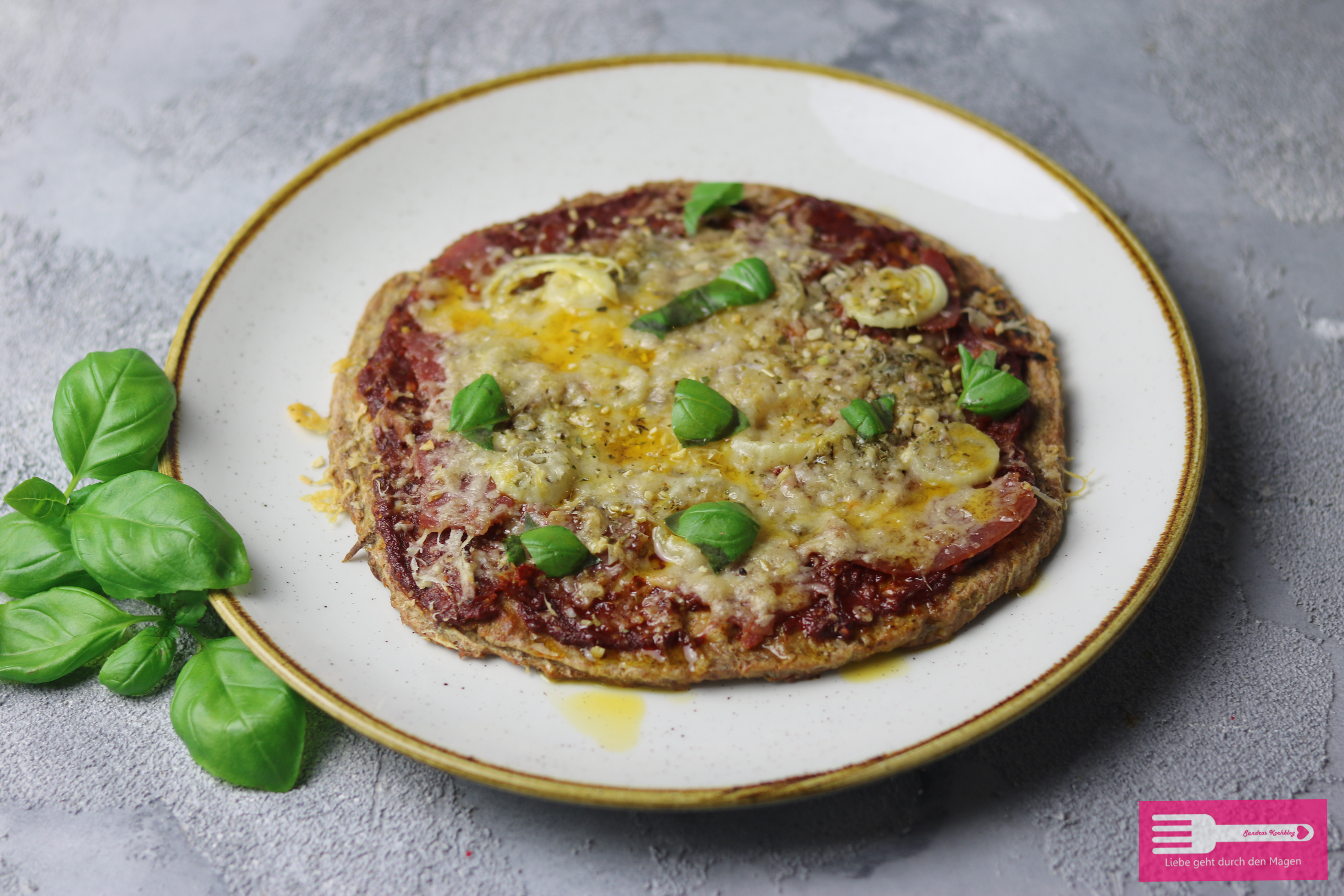 Low Carb Pizza mit Thunfischboden