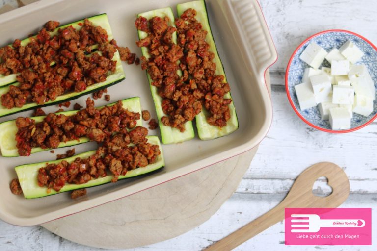 Zucchini mit Ajvar Hack Füllung (Low Carb) - Sandras Kochblog