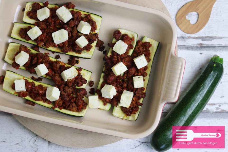 Zucchini mit Ajvar Hack Füllung (Low Carb) - Sandras Kochblog