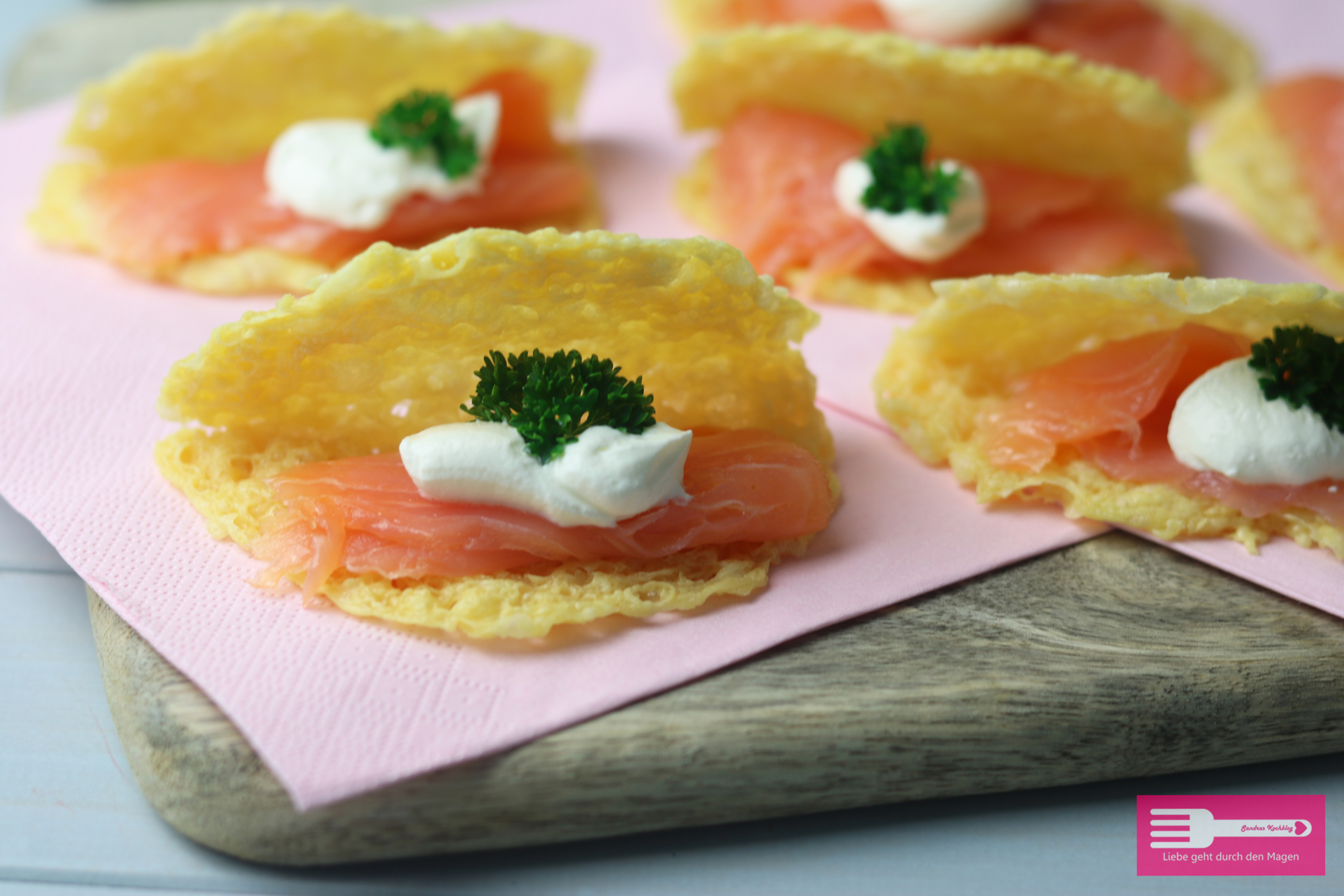 Käsechips mit Lachs Low Carb Fingerfood
