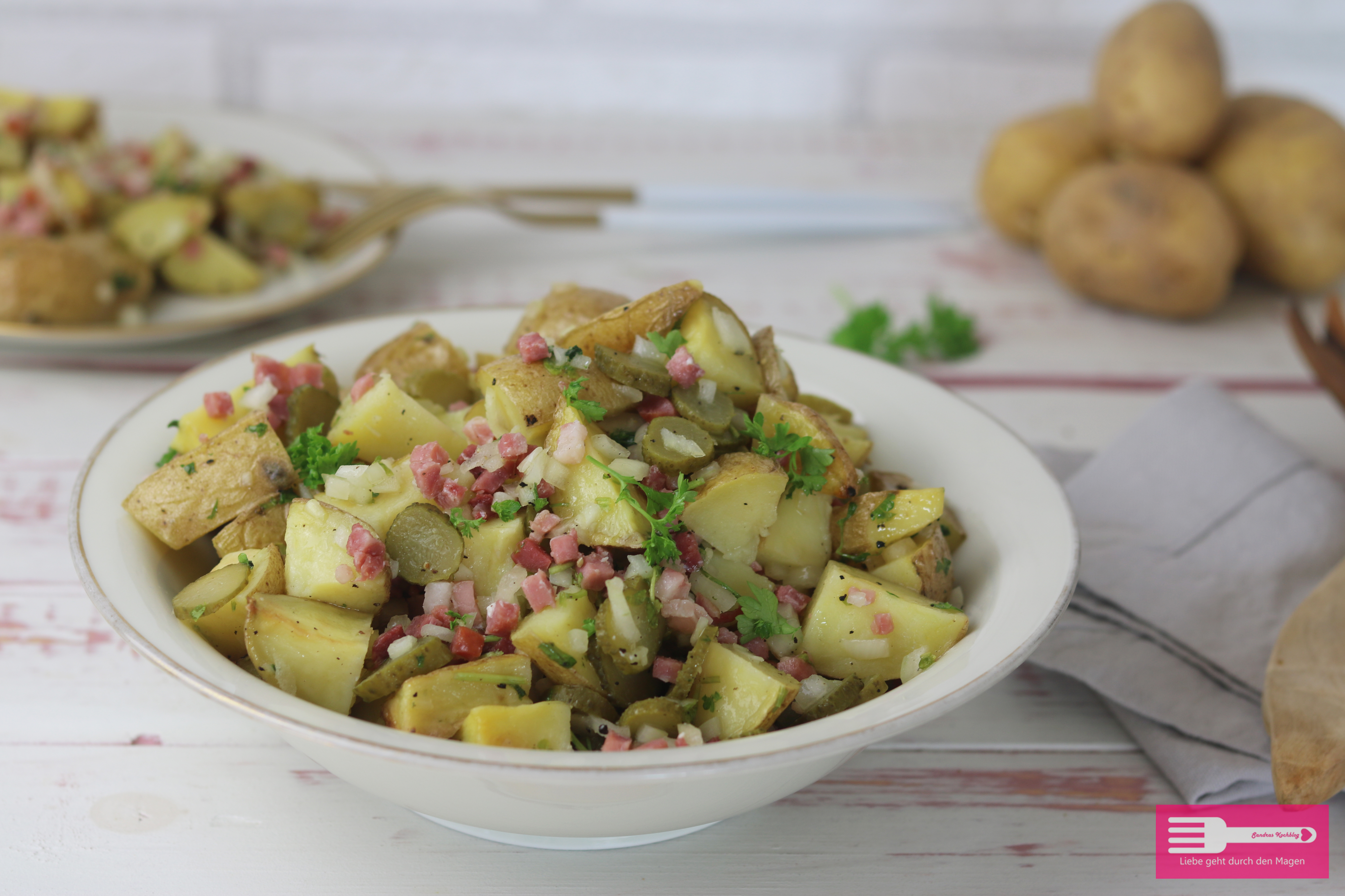 Ofenkartoffel Salat mit Speck und sauren Gurken