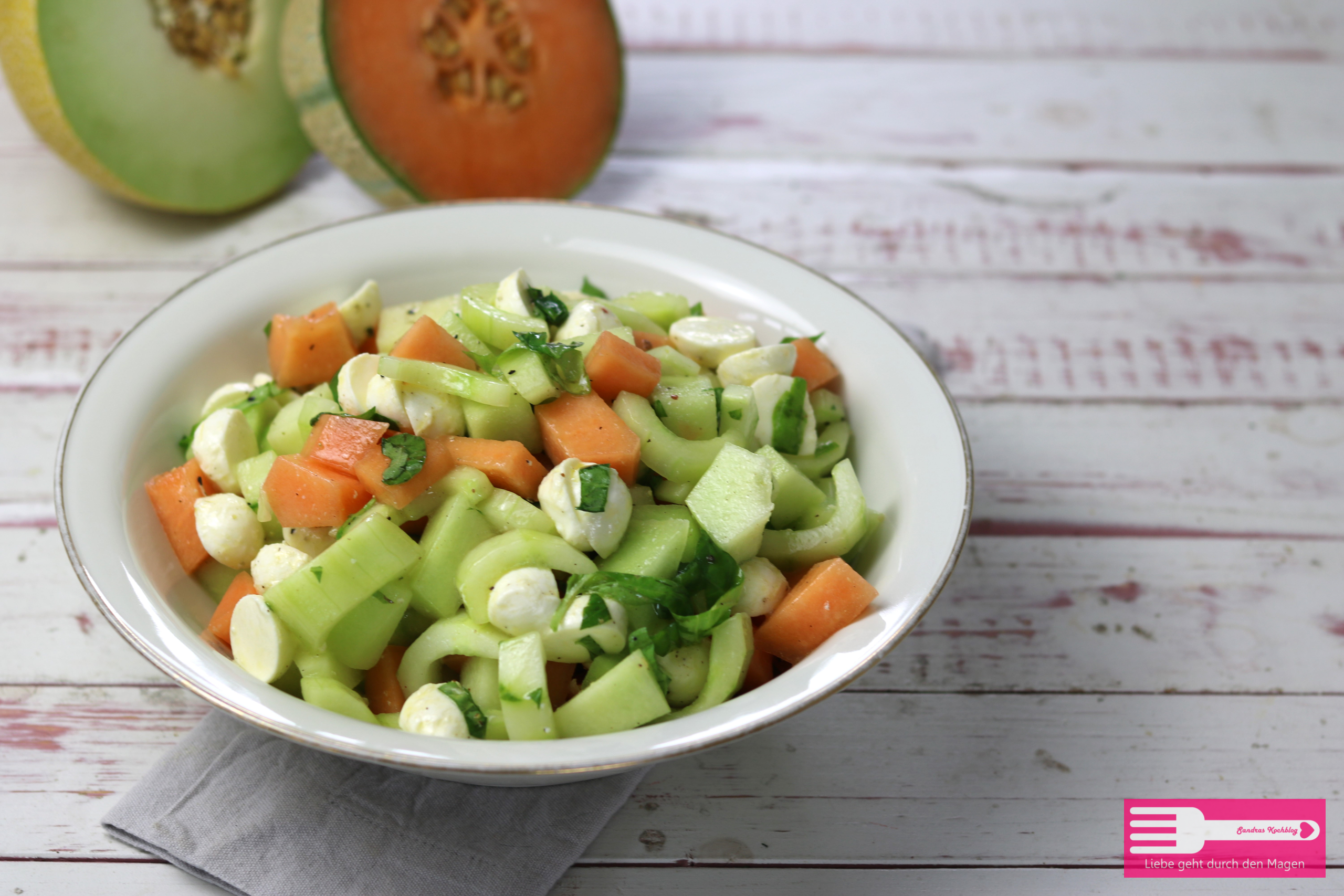Melonen Gurken Salat mit Mozzarella und Basilkum
