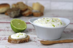 Limetten Joghurt Dip mit Honignote