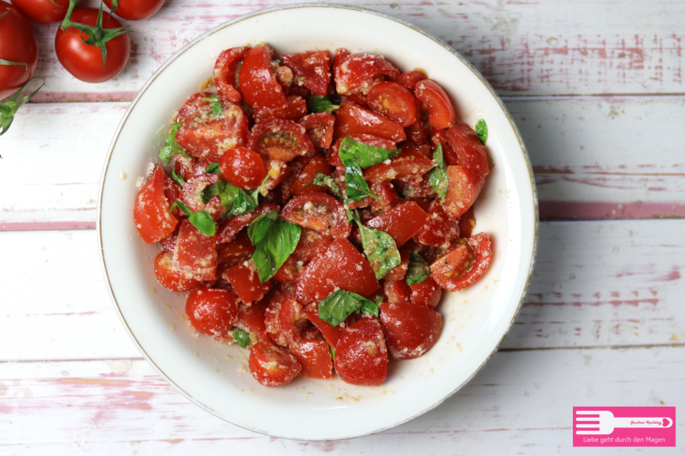 Tomatensalat mit Parmesan &amp; Knobi - Sandras Kochblog